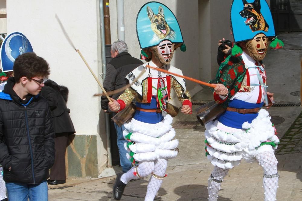 Los populares peliqueros de Laza llenaron las calles del municipio de ruido y travesuras.
