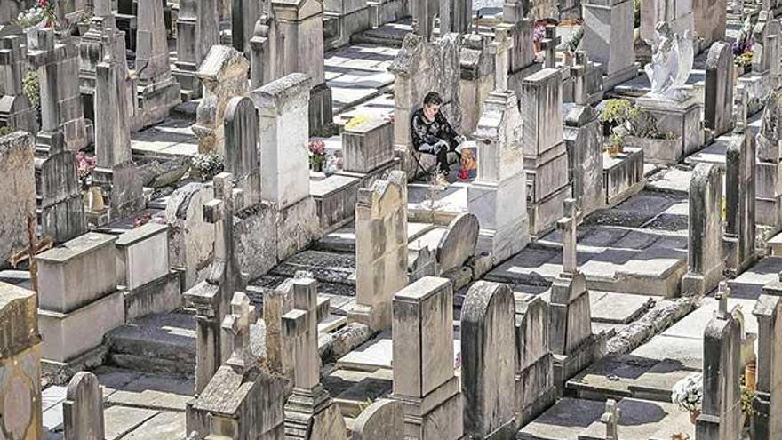 La parte antigua del cementerio no dispone de espacio entre tumbas.