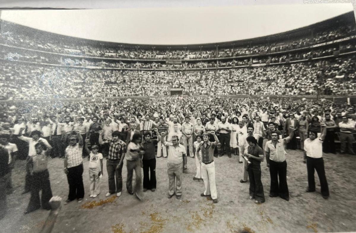Mitin de Santiago Carrillo en la plaza de toros de Córdoba con cientos de simpatizantes y afiliados del PCE en junio de 1977.