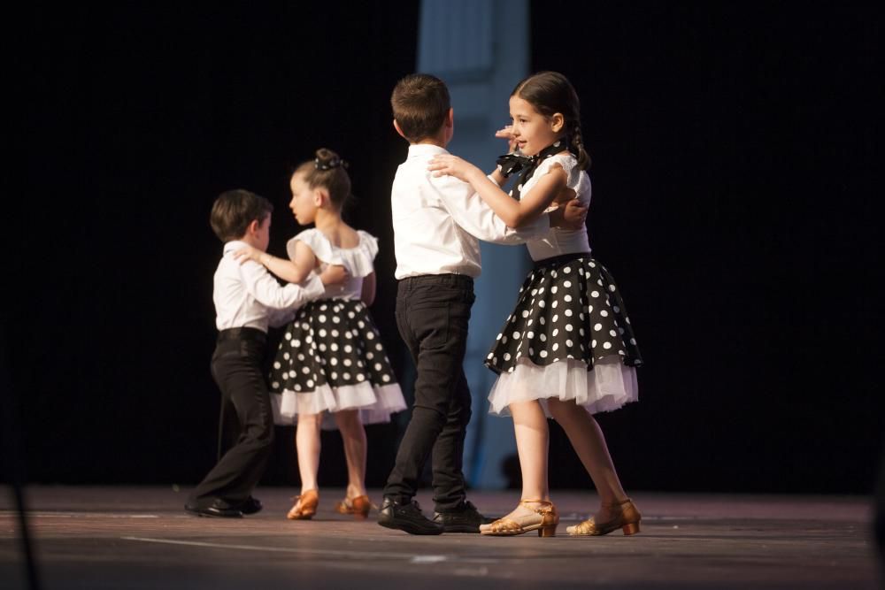 El público ha acudido masivamente a disfrutar del espectáculo de la escuela de baile deportivo Sondodance de A Estrada. // Bernabé / Cris M. V.