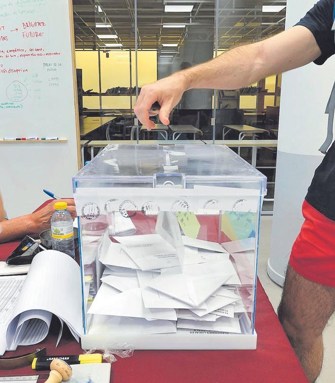 Un joven se dispone a votar en un colegio electoral de Barcelona, el pasado 28 de mayo