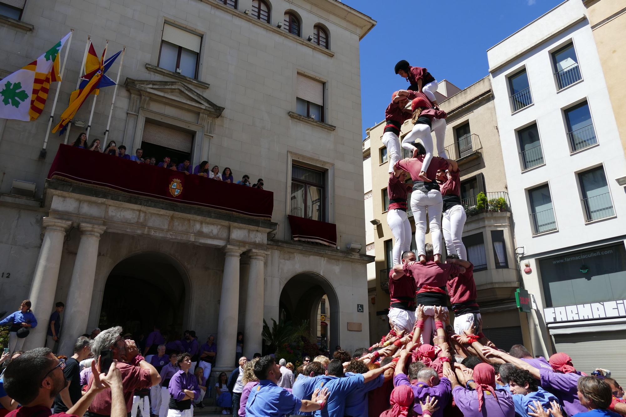 La plaça es tenyeix de colors amb la Diada Castellera de Santa Creu