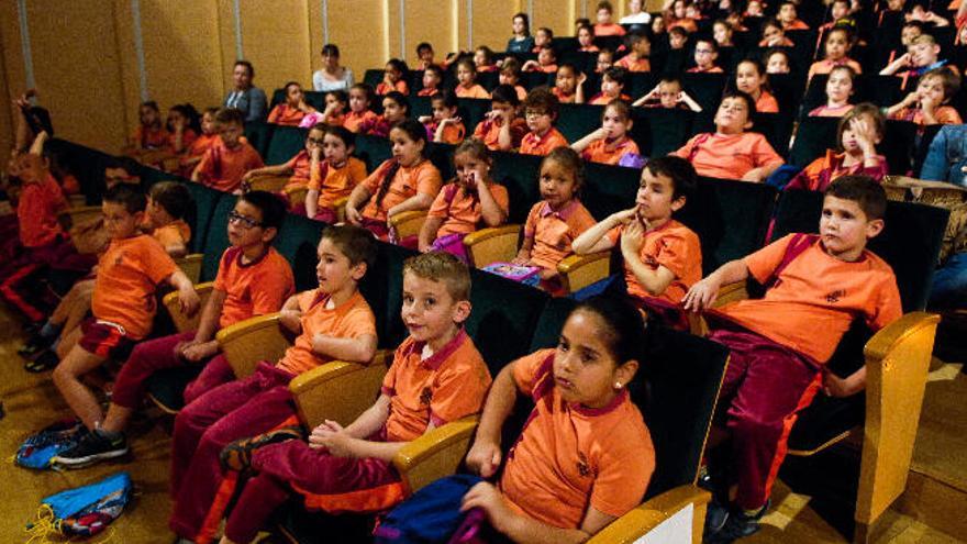 Un grupo de escolares sigue la representación de una obra teatral.