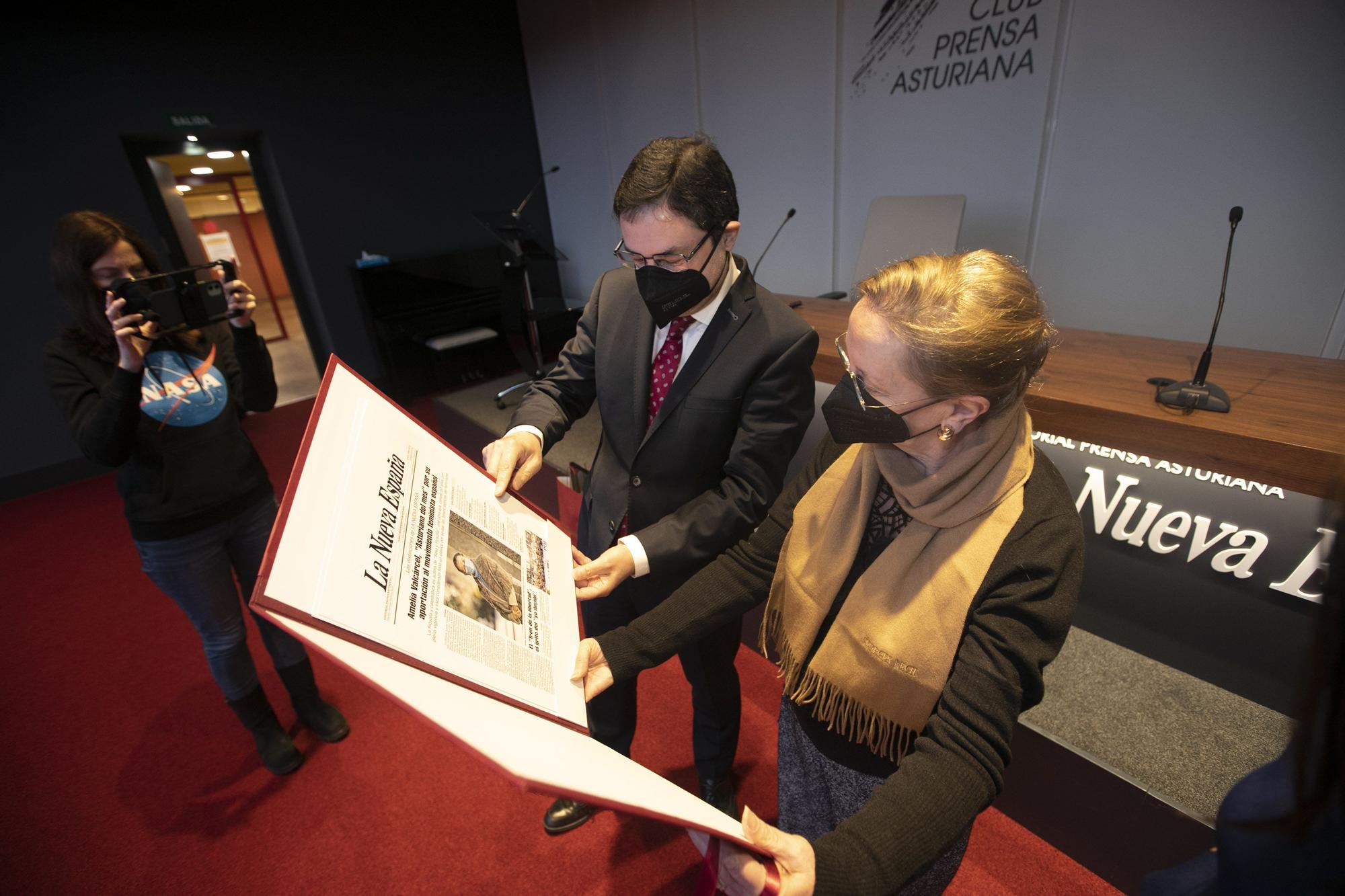 Gonzalo M. Pón entrega los atributos del premio a Amelia Valc�rcel2.jpg