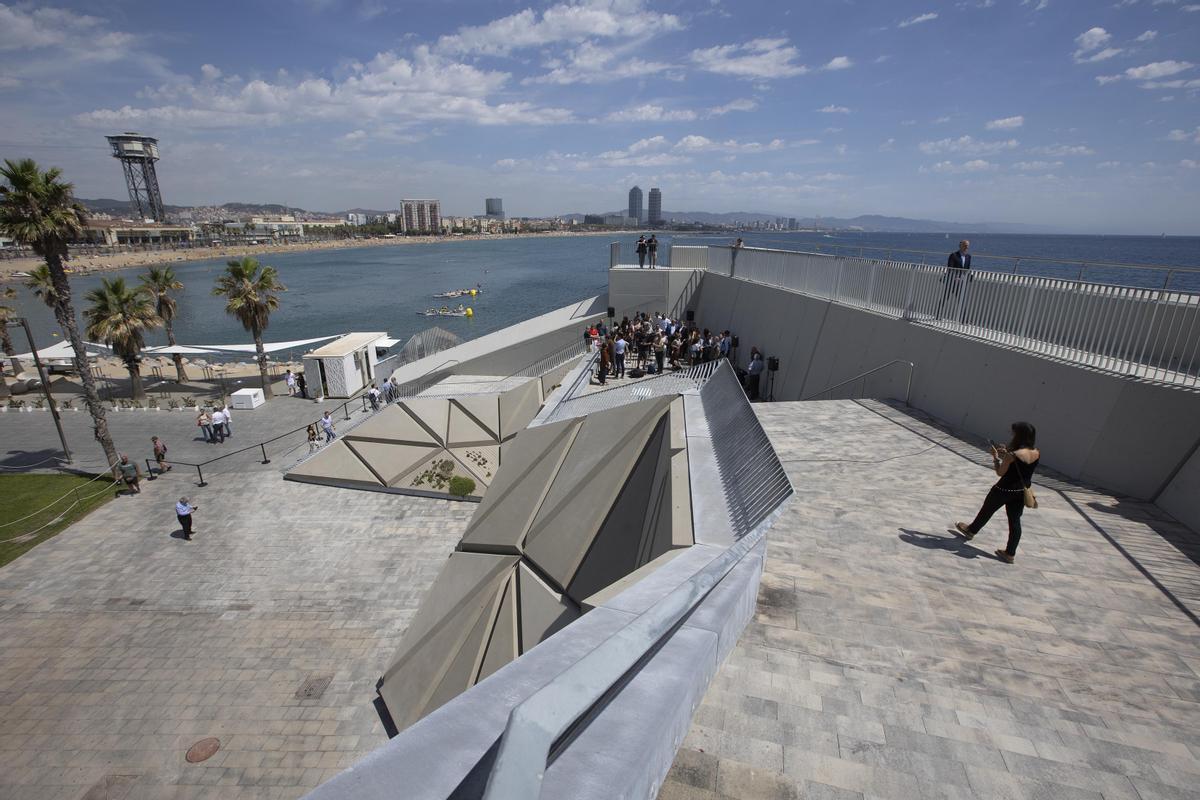 Barcelona estrena mirador y escaleras en la playa de Sant Sebastià