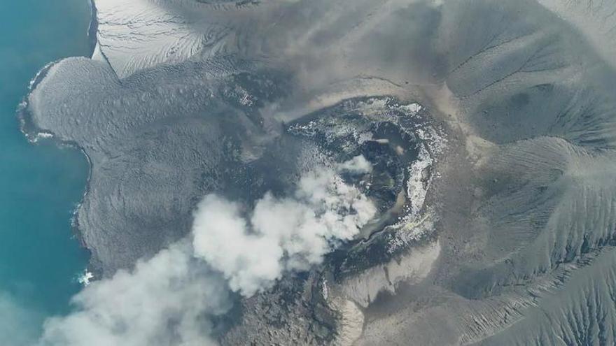 L'eruzione del vulcano Anak Krakatoa costringe a chiudere l'aeroporto di Giacarta