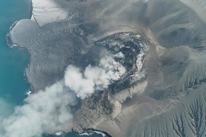 La erupción del volcán Anak Krakatoa obliga a cerrar el aeropuerto de Yakarta