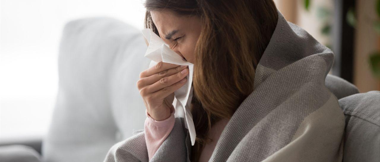 Una joven enferma de gripe.