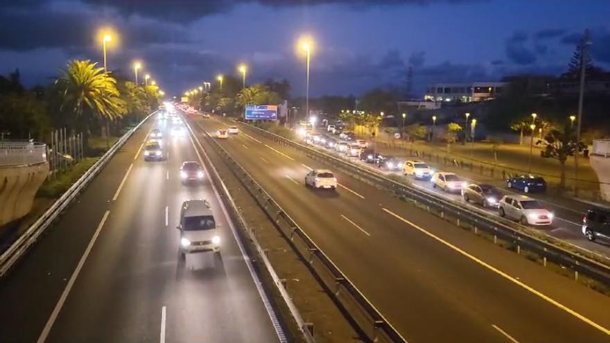 Colas de coches a primera hora en Tenerife