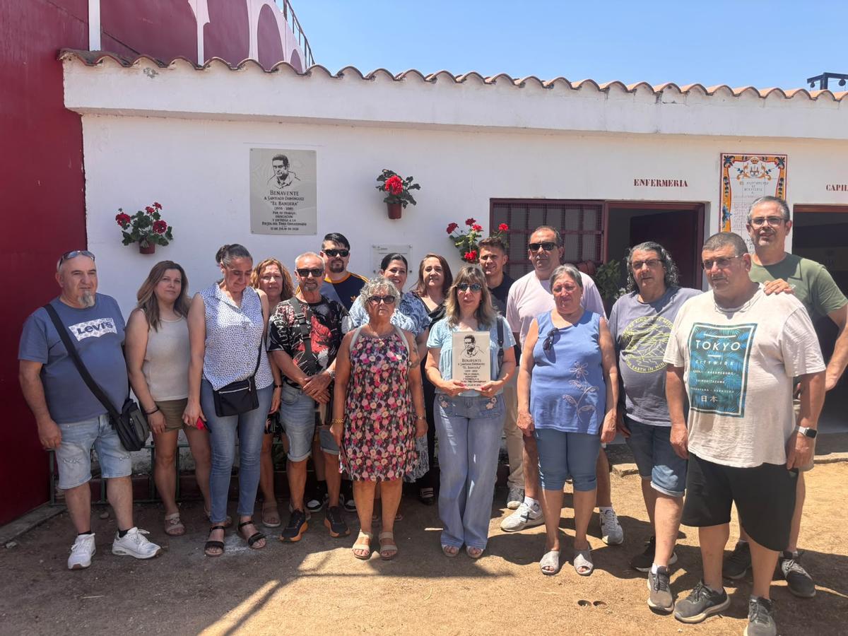 Familiares y amigos asistentes al acto de homenaje.