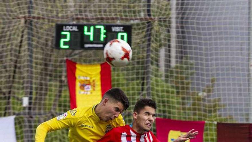 Sandoval disputa un balón de cabeza con un jugador de Las Palmas.