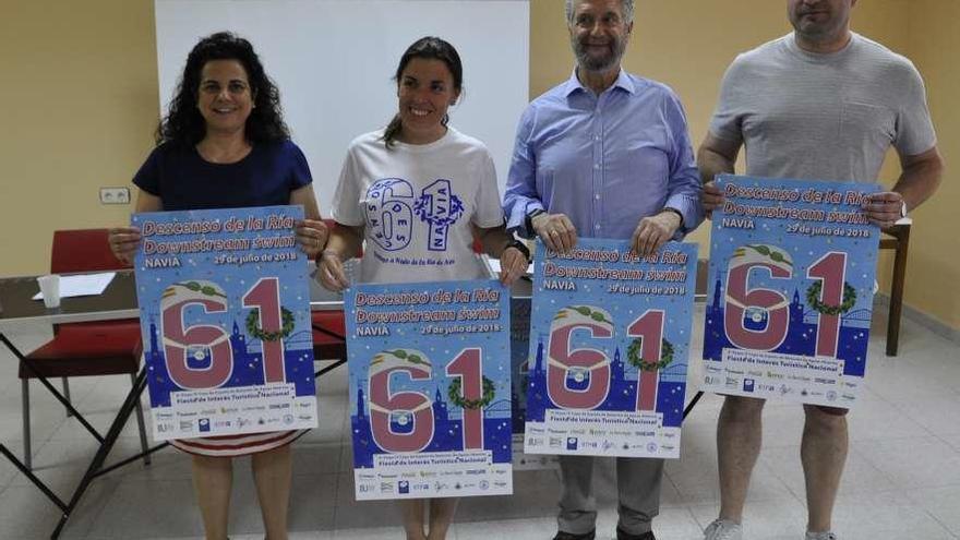 Natalia González, presidenta de la Asociación de Amigos de la Ría de Navia; Covadonga Pérez, directora técnica de la prueba; Ignacio García Palacios, alcalde de Navia, y Roberto Blanco, miembro de la organización, durante el acto de presentación del Descenso a nado de la ría de Navia.