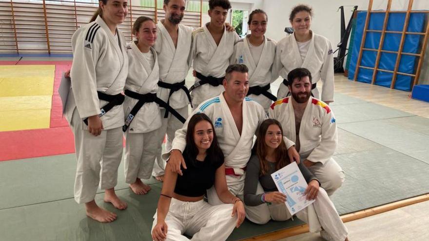 Seis cinturones negros para el Compostela Judo Club tras superar el test de Cambre