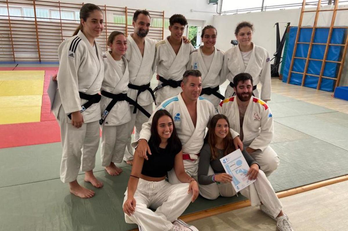 Los integrantes del Compostela Judo con sus cinturones / Javi Rial