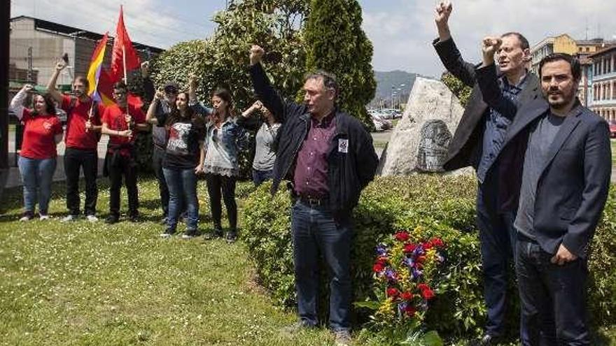 Garzón, junto a Jesús Sánchez, en el acto dedicado a Dolores Ibárruri.