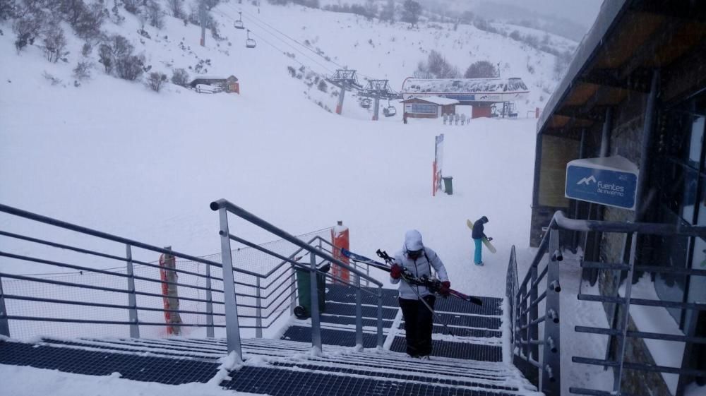 Nieve en el refugio de Vega de Urriellu