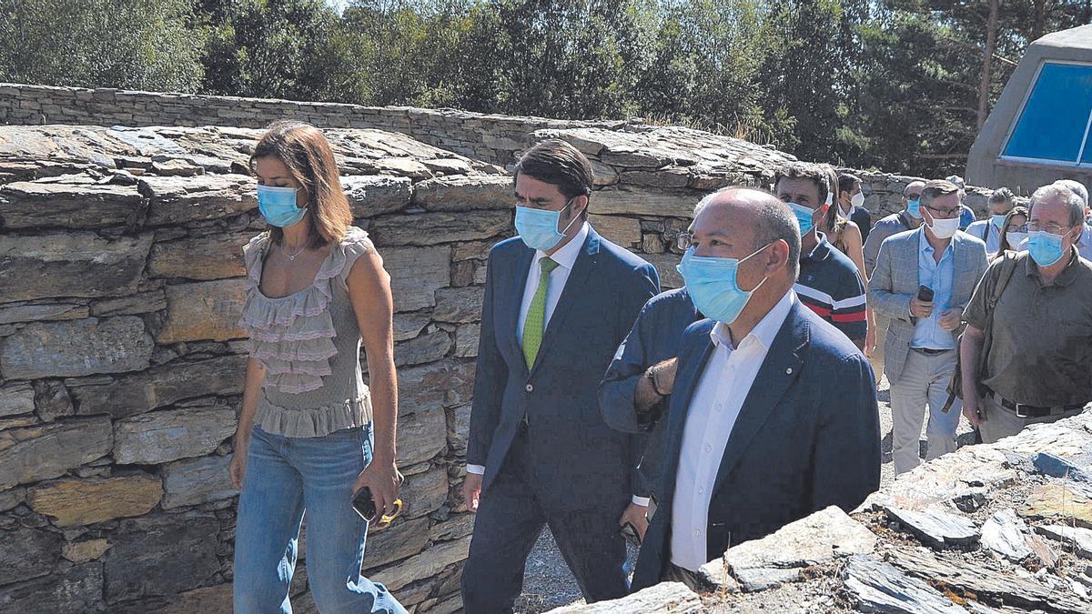 Clara San Damián, Suárez-Quiñones y José María Barrios encabezan  el recorrido por las instalaciones del Centro del Lobo “Félix Rodríguez de la Fuente”, de Robledo.