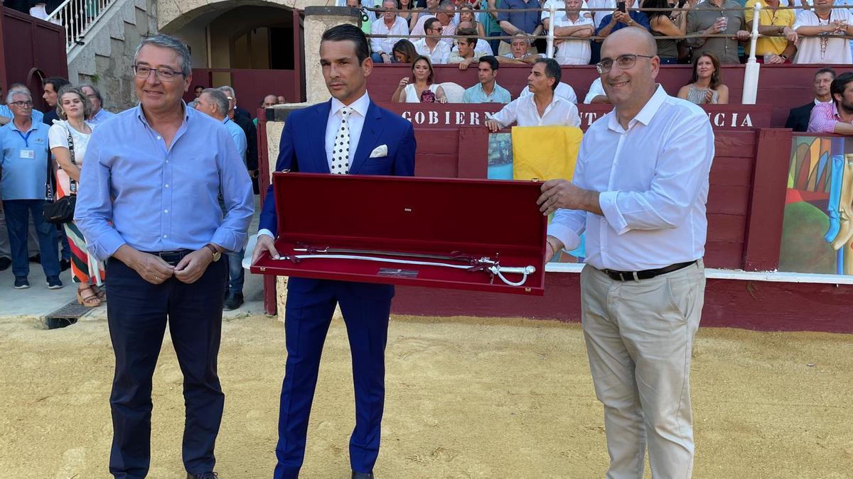 El presidente de la Diputación, Francisco Salado, ha sido el encargado de entregar este premio a José María Manzanares.