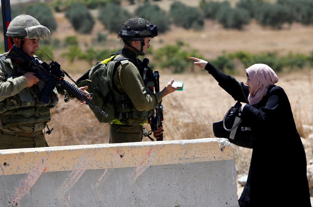 Una mujer palestina discute con soldados israelís en el campamento de refugiado de Al-Fawwar, al sur de Hebrón.