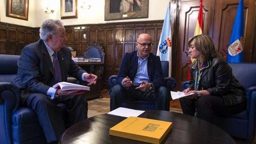 Jesús Barros, Teresa Rodríguez y José Manuel Baltar, ayer.  // FdV