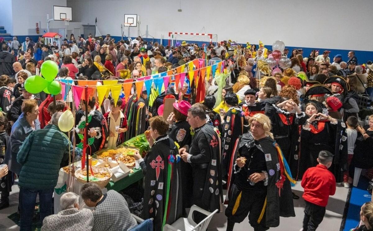 Una fiesta en el polideportivo de Rois durante un anterior Entroido