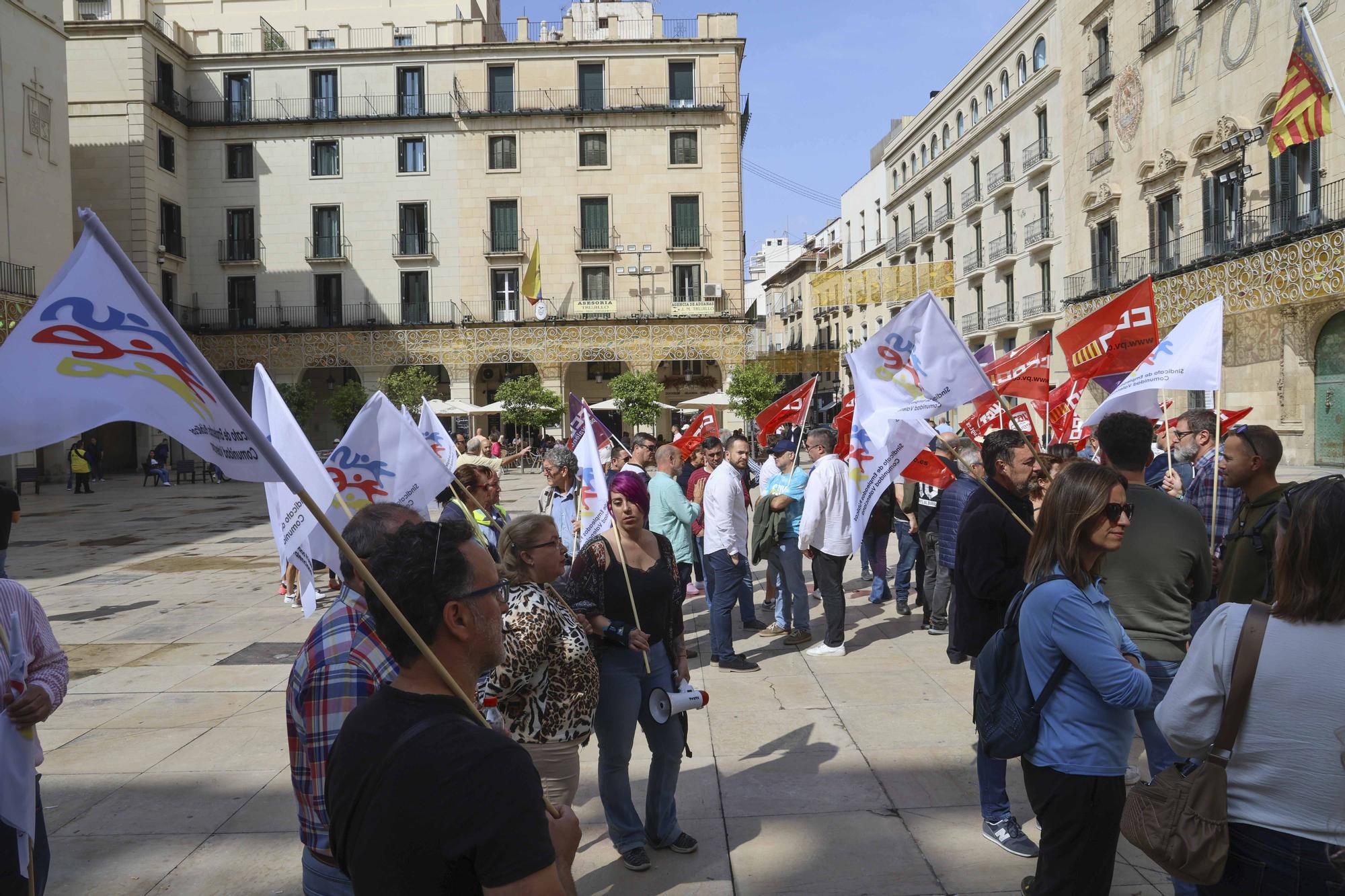 La primera huelga de funcionarios del Ayuntamiento de Alicante