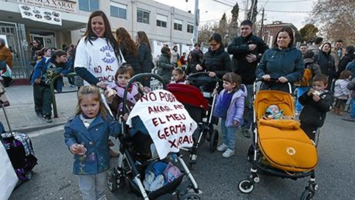 Un grupo de padres corta la calle frente a la escuela Xarau de Cerdanyola, ayer por la tarde.