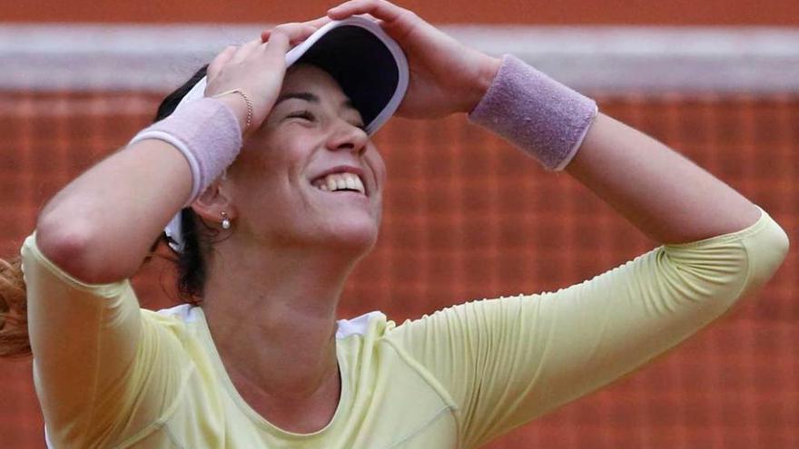 Garbiñe Muguruza celebra el pase a la primera semifinal de su carrera en Roland Garros.