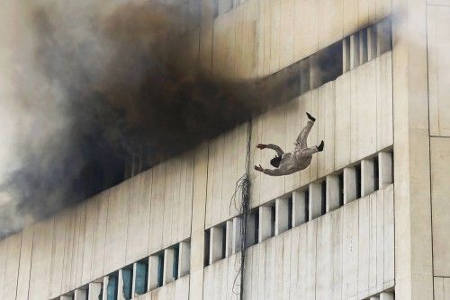 Un hombre cae desde lo alto de un edificio en llamas en Lahore (Pakistán)