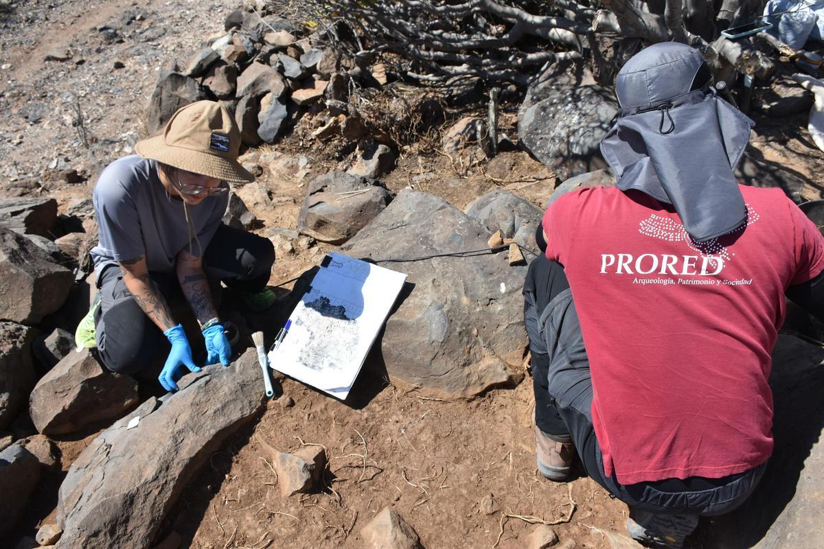 Arqueólogos trabajando en el yacimiento de los Llanos de Ifara