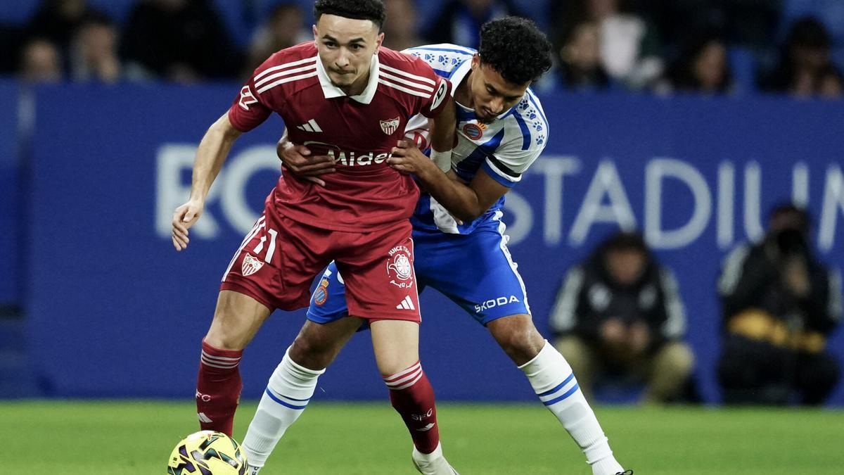 El defensa del RCD Espanyol Omar el Hilali (derecha) en acción contra el centrocampista del Sevilla FC Rubén Vargas durante el partido de fútbol de la Liga española entre el RCD Espanyol y el Sevilla FC en el estadio RCDE.