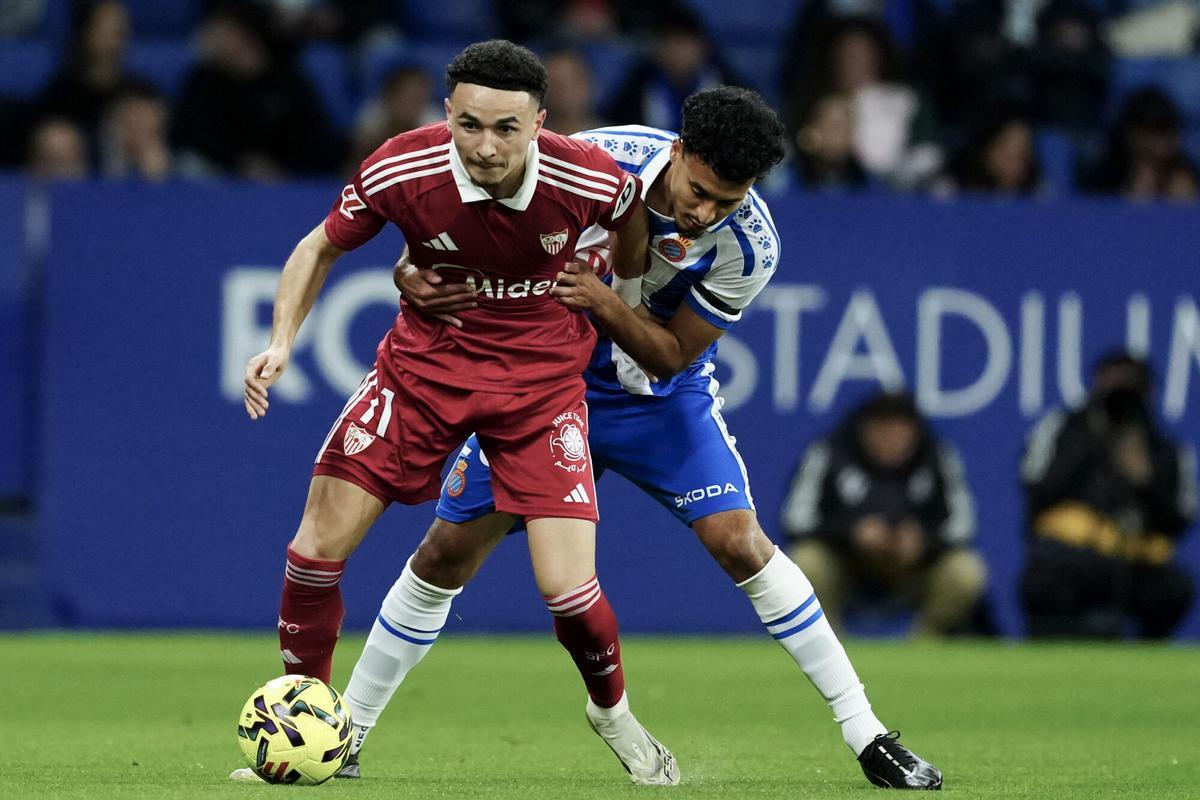 El defensa del RCD Espanyol Omar el Hilali (derecha) en acción contra el centrocampista del Sevilla FC Rubén Vargas durante el partido de fútbol de la Liga española entre el RCD Espanyol y el Sevilla FC en el estadio RCDE.