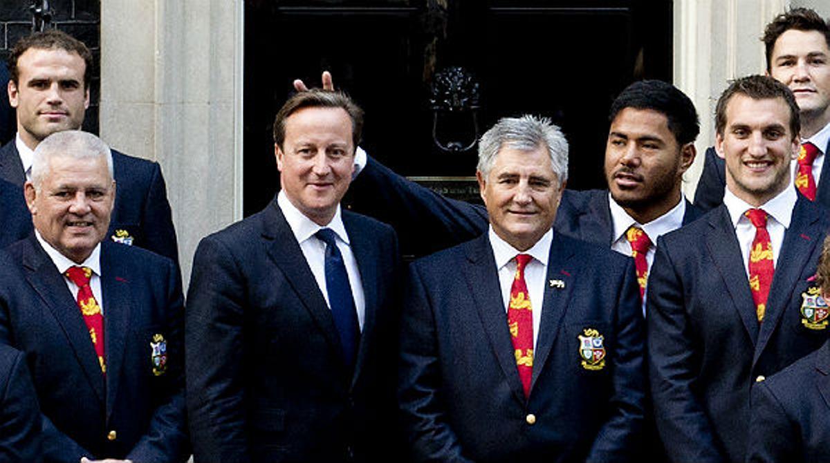 Un jugador de rugbi de l’equip Lions posa ’orelles de ruc’ a Cameron