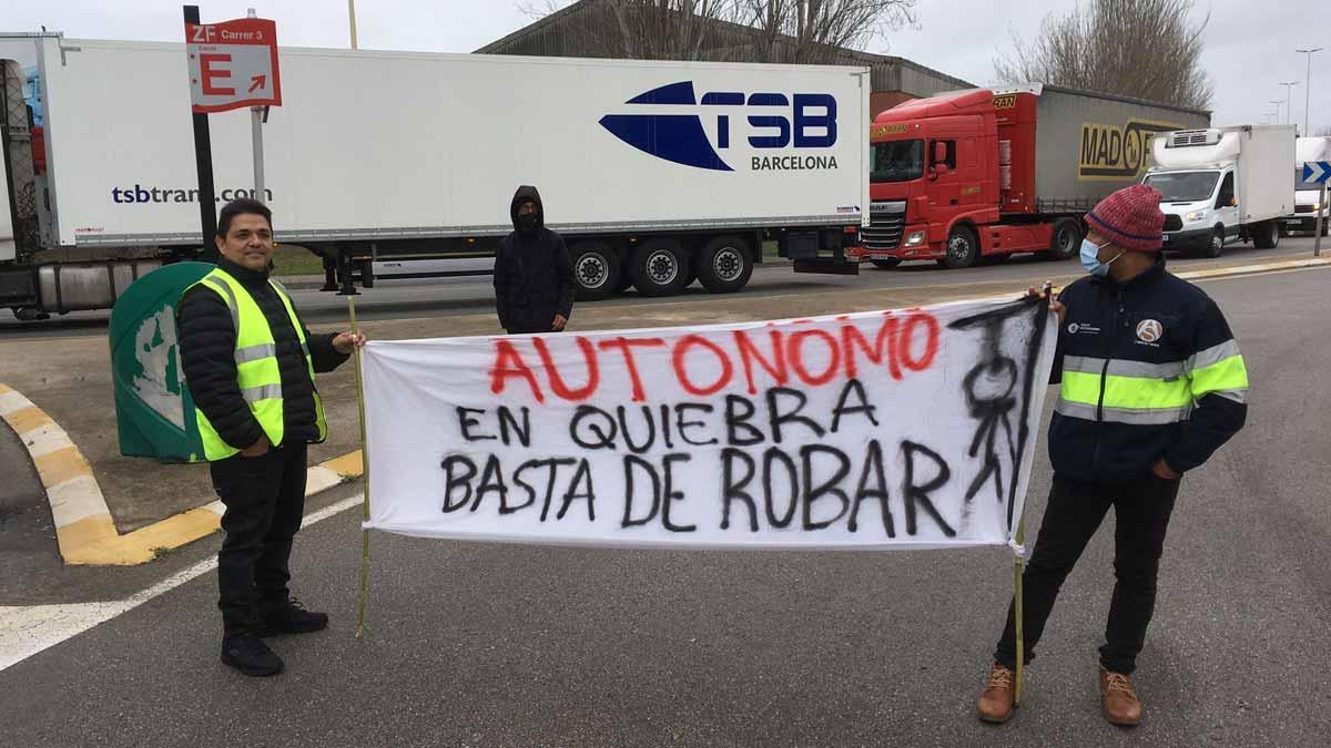 Protestas de transportistas en la Zona Franca de Barcelona.