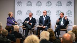 Alejandro Fernández ya Joan Garriga en la presentación del libro Una verdad incómoda de Jaime Mayor.