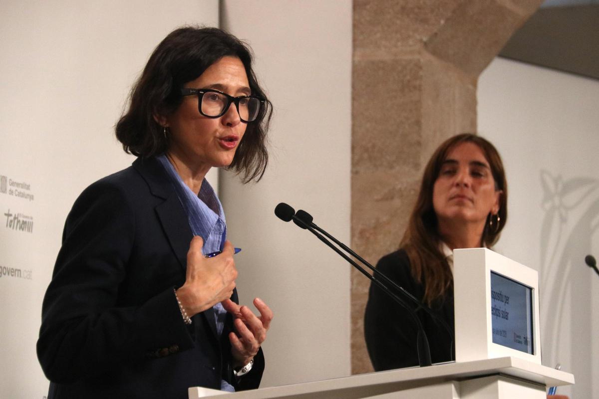 La consellera d'Interior, Núria Parlon, i la consellera de Recerca i Universitats, Núria Montserrat, durant la roda de premsa aquest divendres