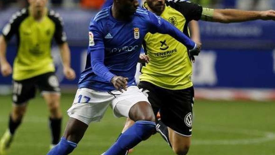 Ibra pugna por el balón con Aitor Sanz en el duelo frente al Tenerife.