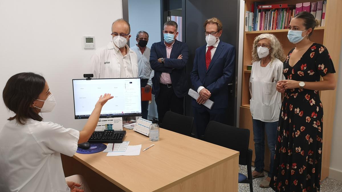 El conseller de Sanitat, Miguel Mínguez, visita una de las estancias del centro de especialidades de la Vall.