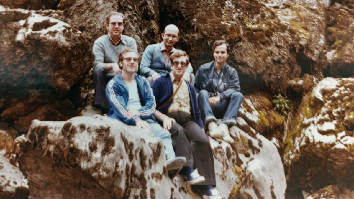 Robert Prevost, primero por la derecha, sentado junto a sus compañeros agustinos en la ruta del Cares en 1982; al otro lado, abajo, Isaac González.
