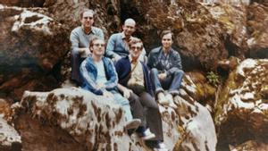 Robert Prevost, primero por la derecha, sentado junto a sus compañeros agustinos en la ruta del Cares en 1982; al otro lado, abajo, Isaac González.