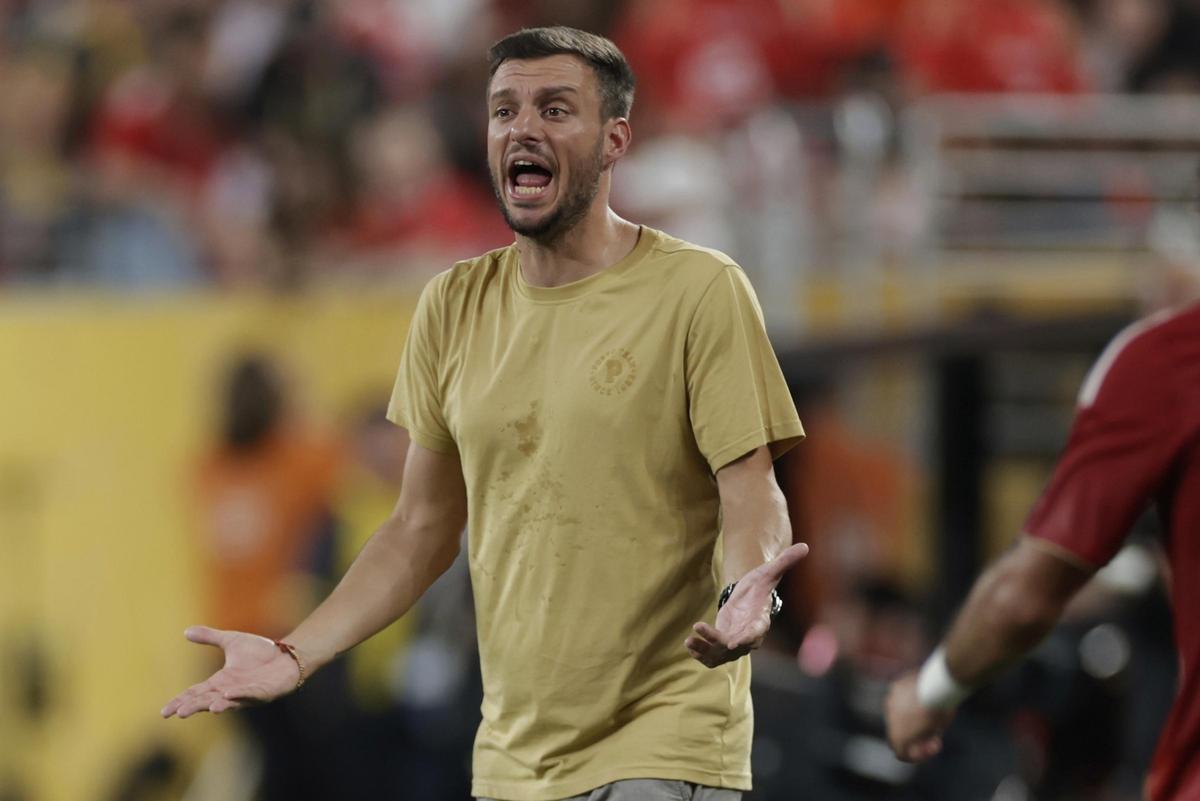 Martin Anselmi, dirigiendo al FC Porto ante el Al Ahly en el Mundial de Clubes