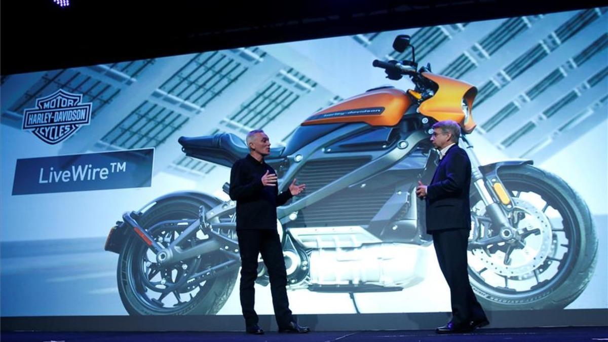 Marc McAllister, vicepresidente de Harley-Davidson, junto Tom Gebhardt, presidente y consejero delegado de Panasonic Norteamérica, hablando de la moto eléctrica Harley-Davidson LiveWire en el CES de Las Vegas.