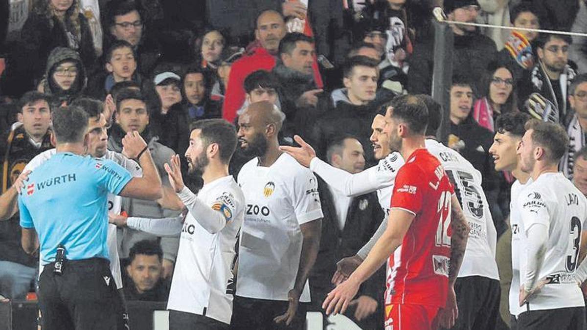 Los jugadores del Valencia CF, protestando una acción.