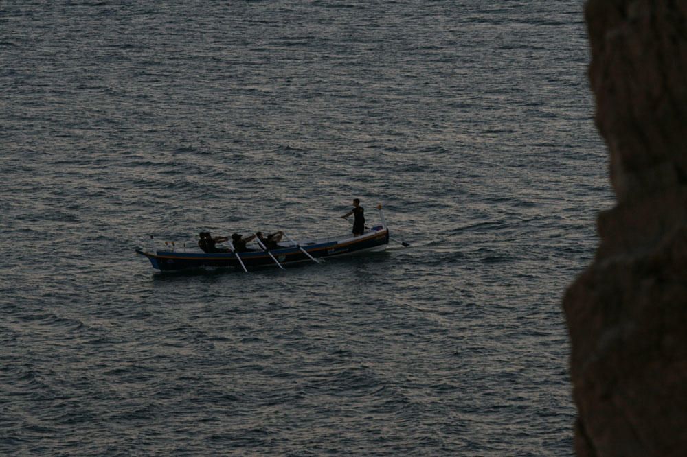 La Asociación de Amigos de la Barca de Jábega celebró el pasado lunes el solsticio de verano en la playa de La Araña con paseos en barca de jábega, sones de caracolas y lectura de poemas y relatos