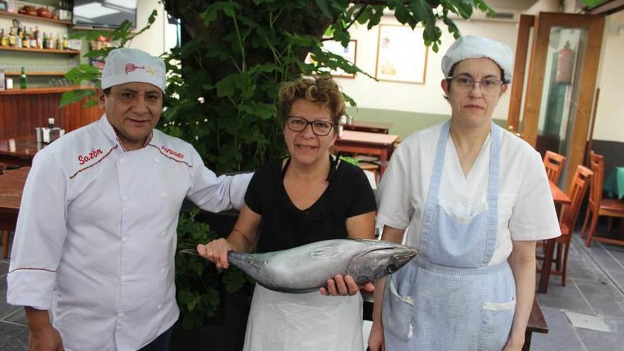 César Campos, Fina López y Pepita Álvarez, ayer, con un bonito en La Terraza.