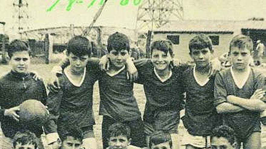 Jugadores del Club Atlético Honduras, con el astillero Juliana al fondo, en 1960.