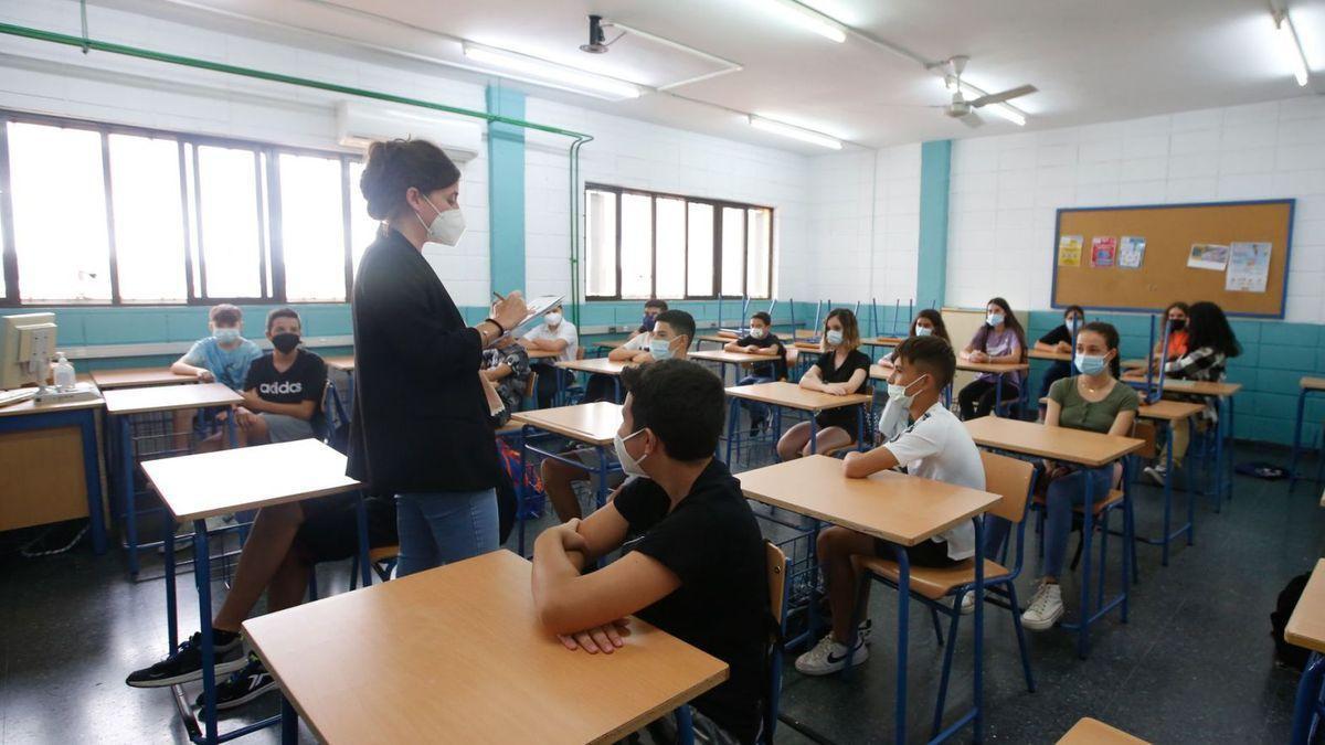 Imagen de archivo de una profesora de Secundaria dando clase.