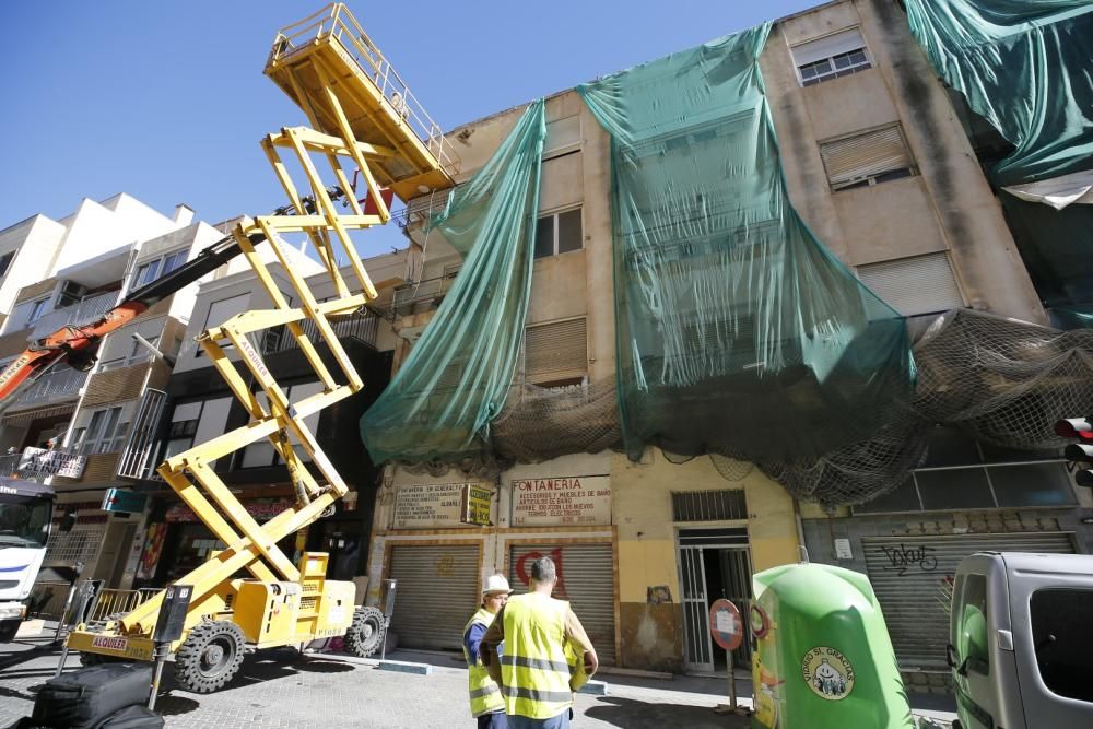 Comienzan las obras de demolición del edificio de la esquina de María Parodi con Ramón Gallud en Torrevieja