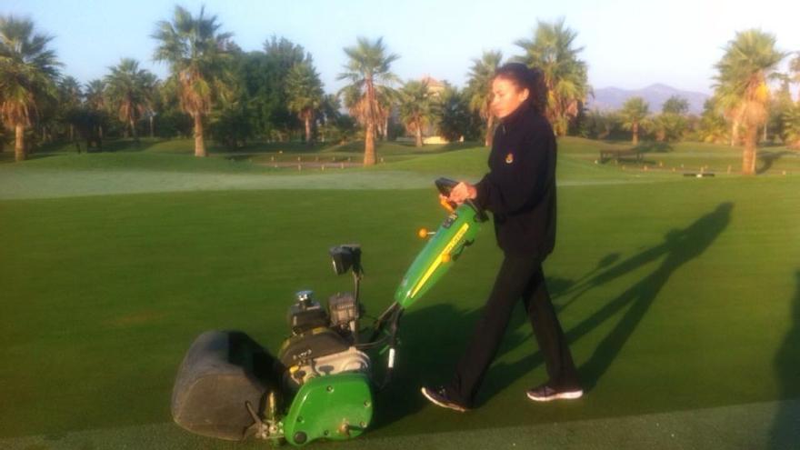 La corredora de origen castellano, durante una de sus primeras sesiones prácticas en las instalaciones del Guadalhorce Club de Golf.