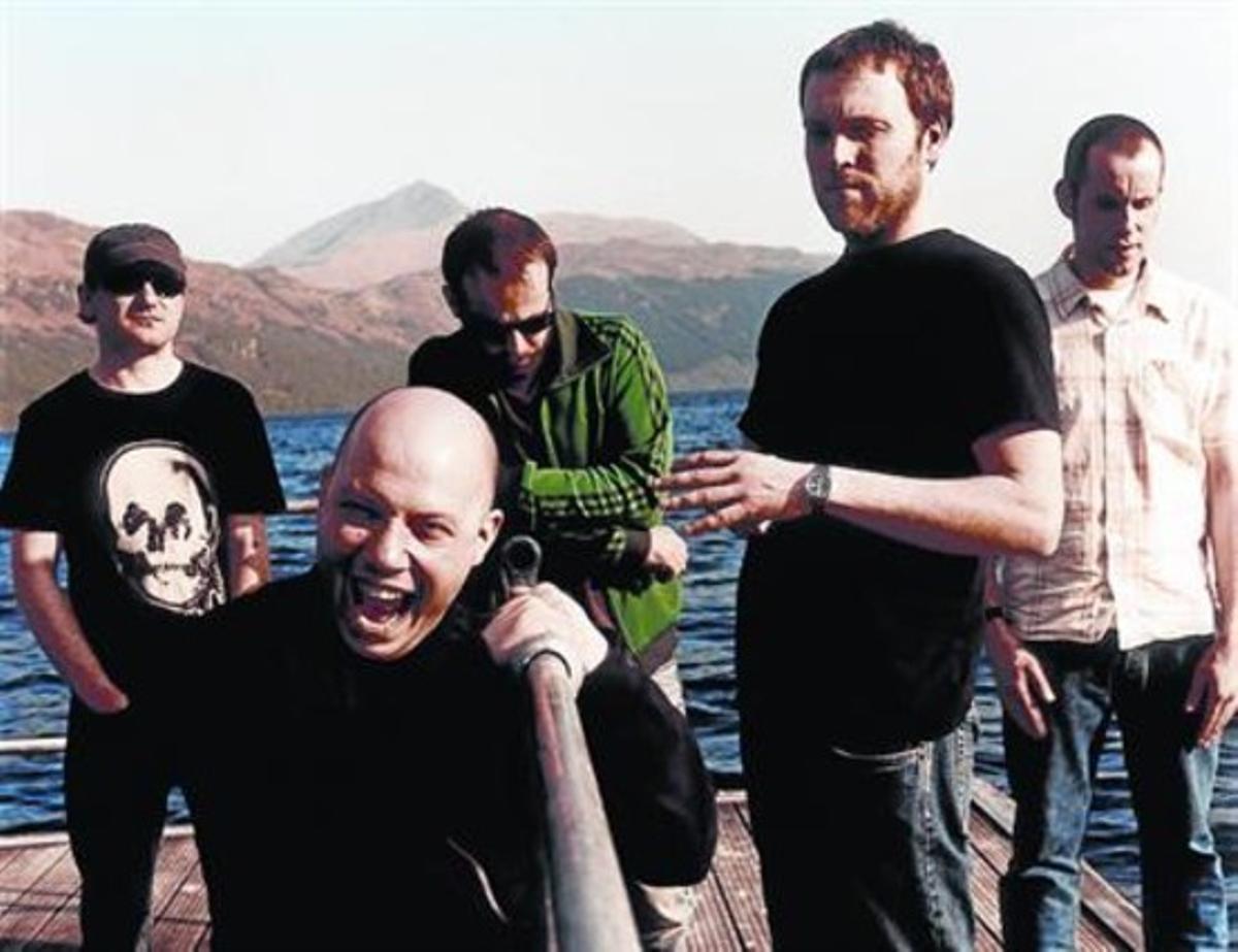 Mogwai, en una imatge promocional, amb Barry Burns segon per la dreta.